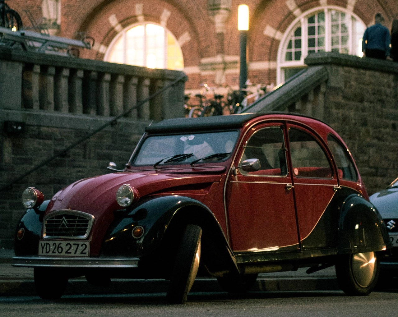 bordowy stary citroen