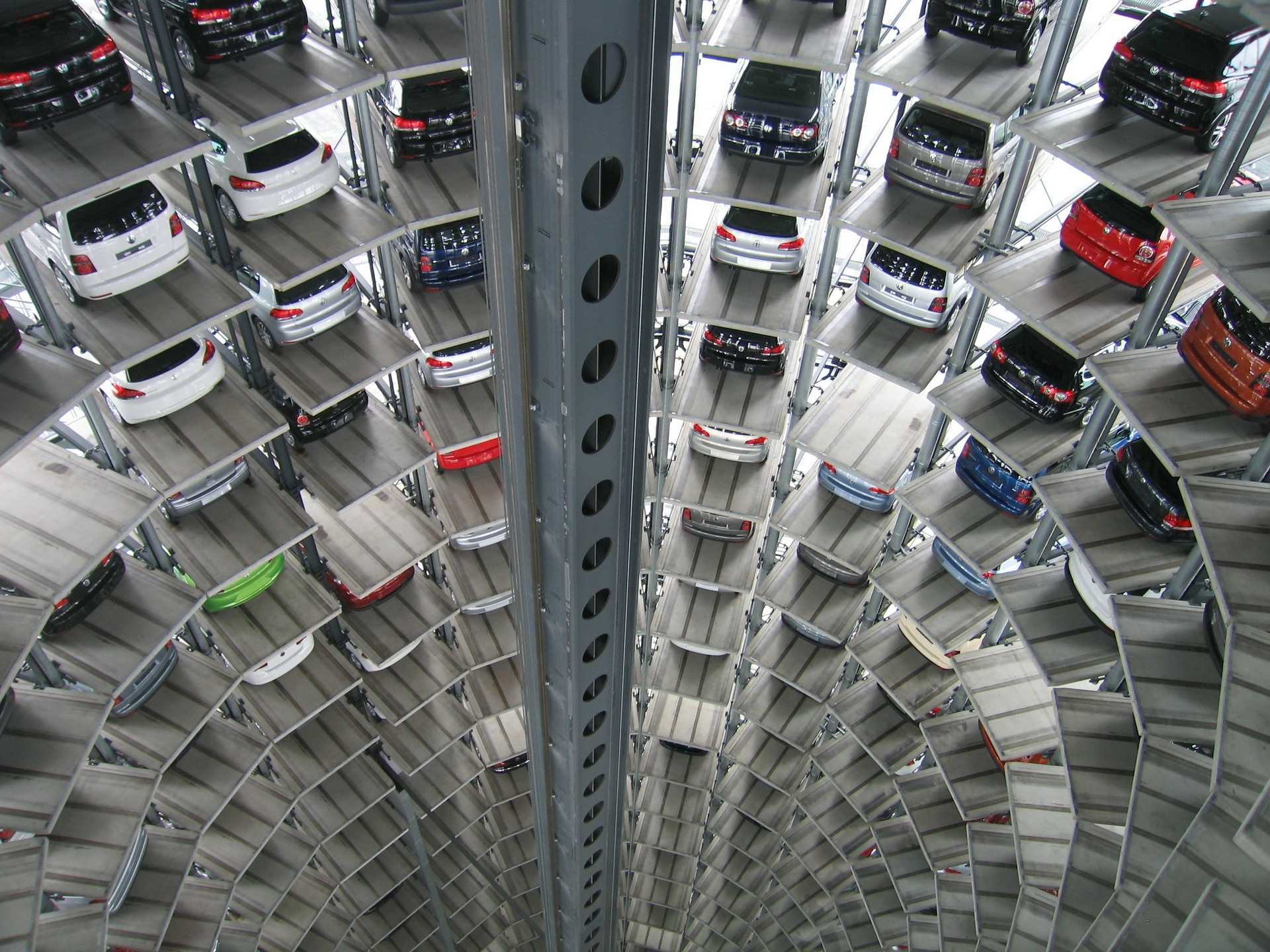 Samochody na parkingu wielopoziomowym